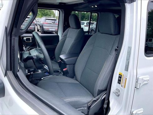 Used 2025 Jeep Wrangler Unlimited Sahara AWD/4WD image 9