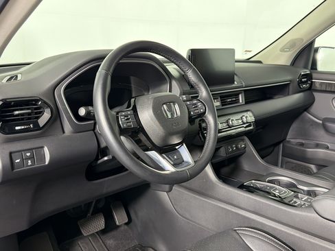 Used 2025 Honda Pilot Elite image 3