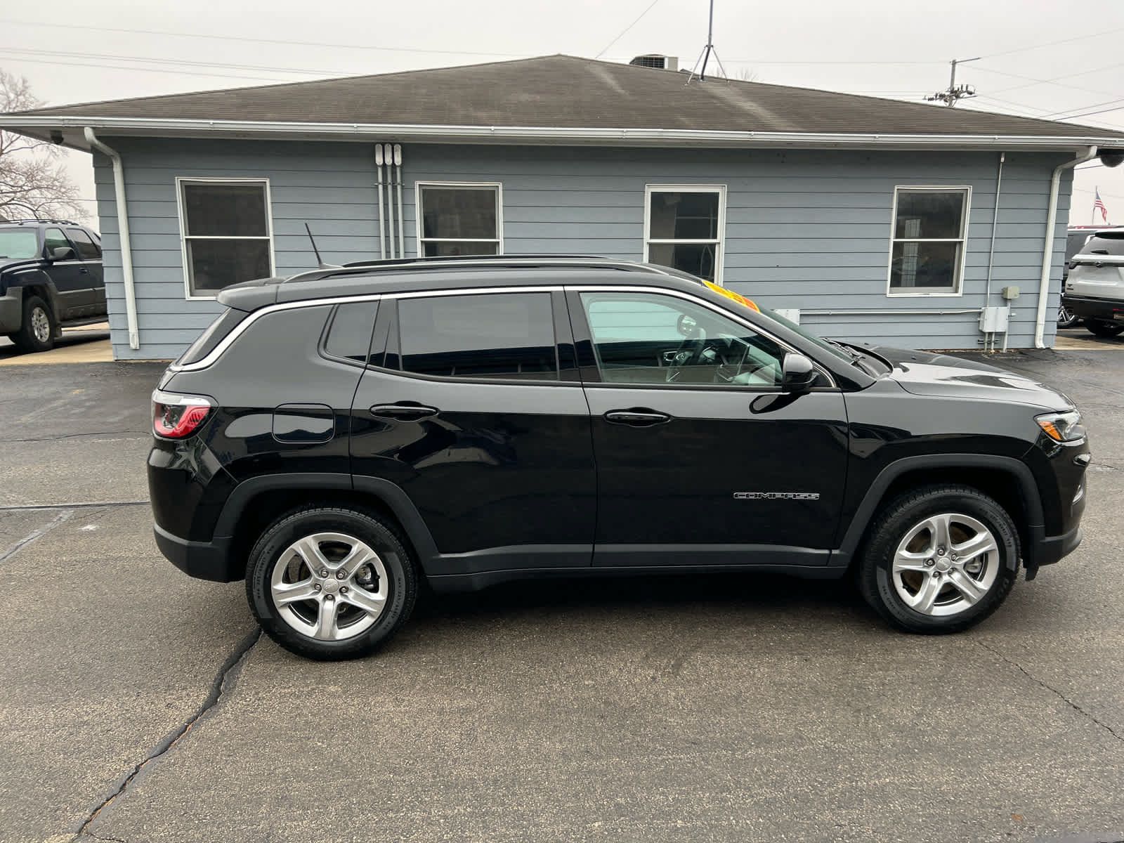 Used 2023 Jeep Compass Latitude w/ Convenience Group AWD/4WD image 2