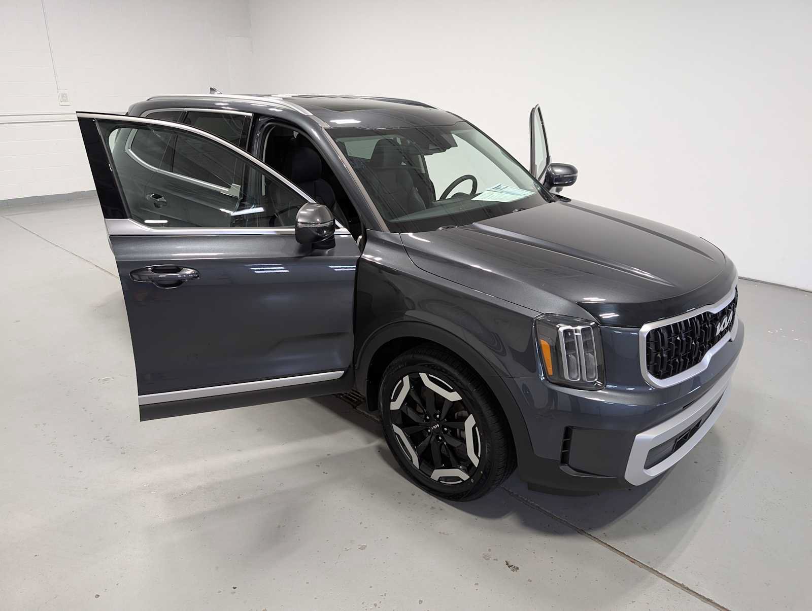 Used 2024 Kia Telluride EX w/ EX Captain's Chair Package AWD/4WD image 16