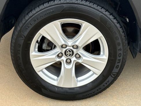 Used 2021 Toyota RAV4 XLE image 9