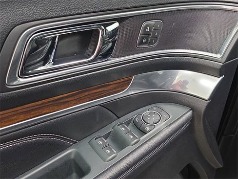 Used 2019 Ford Explorer Limited image 28