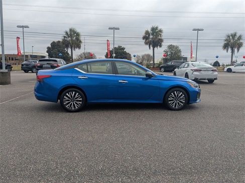 Used 2025 Nissan Altima 2.5 SV image 2