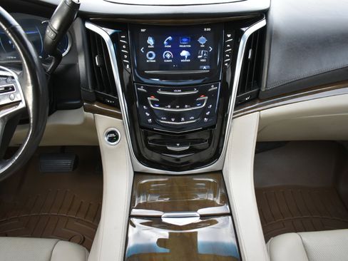 Used 2020 Cadillac Escalade ESV Premium Luxury image 19