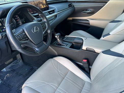 Used 2019 Lexus ES 300h w/ Luxury Package image 4