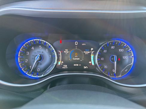 Used 2024 Chrysler Pacifica Touring-L image 11