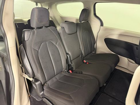 Used 2017 Chrysler Pacifica Touring FWD image 20