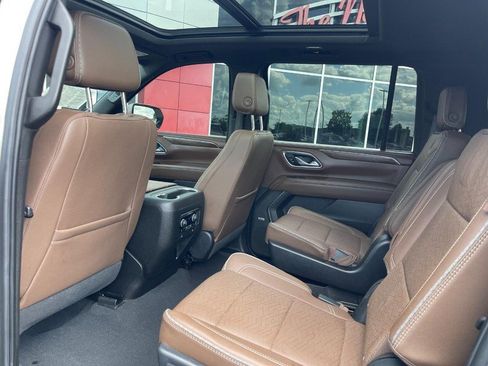 Used 2023 Chevrolet Suburban High Country AWD/4WD image 16