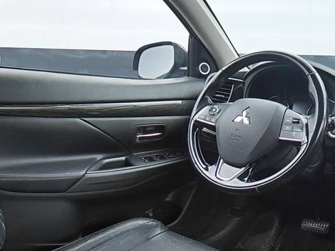 Used 2016 Mitsubishi Outlander AWD image 17