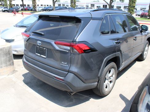Used 2021 Toyota RAV4 XLE w/ Convenience Package AWD/4WD image 9