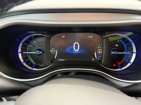Used 2018 Chrysler Pacifica Touring-L FWD image 12