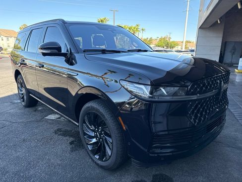 Used 2025 Lincoln Navigator Reserve w/ Jet Appearance Package AWD/4WD image 3