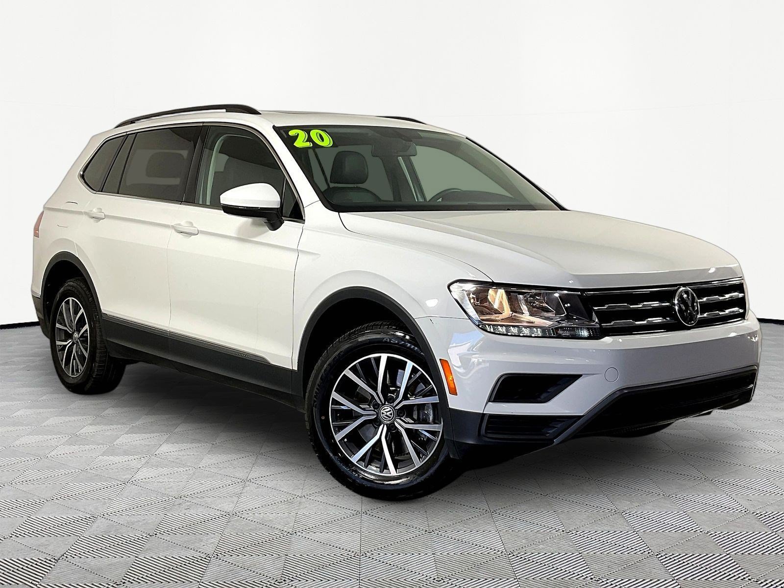 Used 2020 Volkswagen Tiguan SE w/ Panoramic Sunroof Package FWD image 3