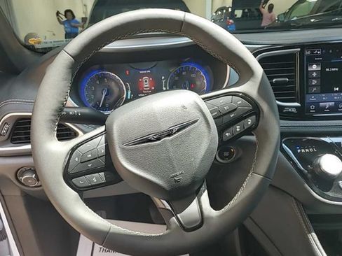 Used 2025 Chrysler Pacifica Limited FWD image 3