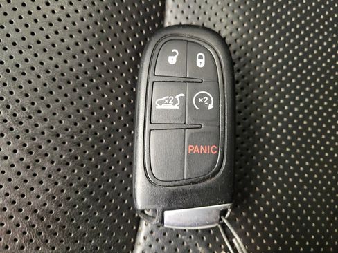 Used 2019 Jeep Cherokee Limited image 32