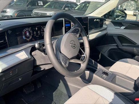 New 2026 Volkswagen Tiguan SE FWD image 8