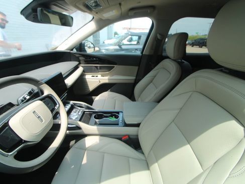 Used 2025 Lincoln Nautilus Premier AWD/4WD image 14