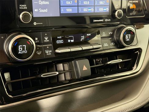 Used 2022 Toyota Highlander XLE FWD image 23