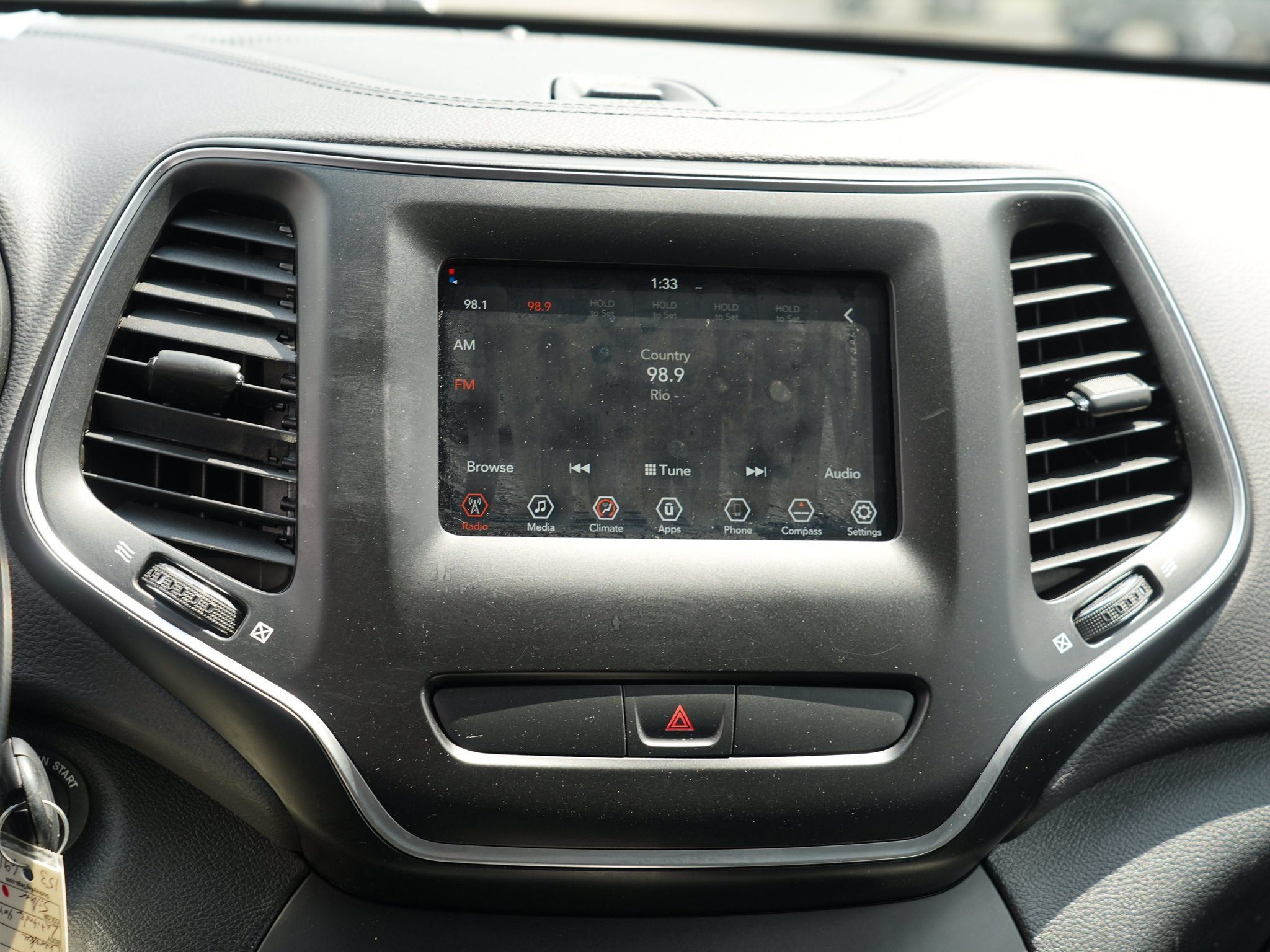 Used 2019 Jeep Cherokee Latitude w/ Popular Appearance Group AWD/4WD image 23