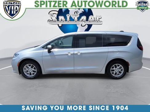 Used 2023 Chrysler Pacifica Touring-L FWD image 6