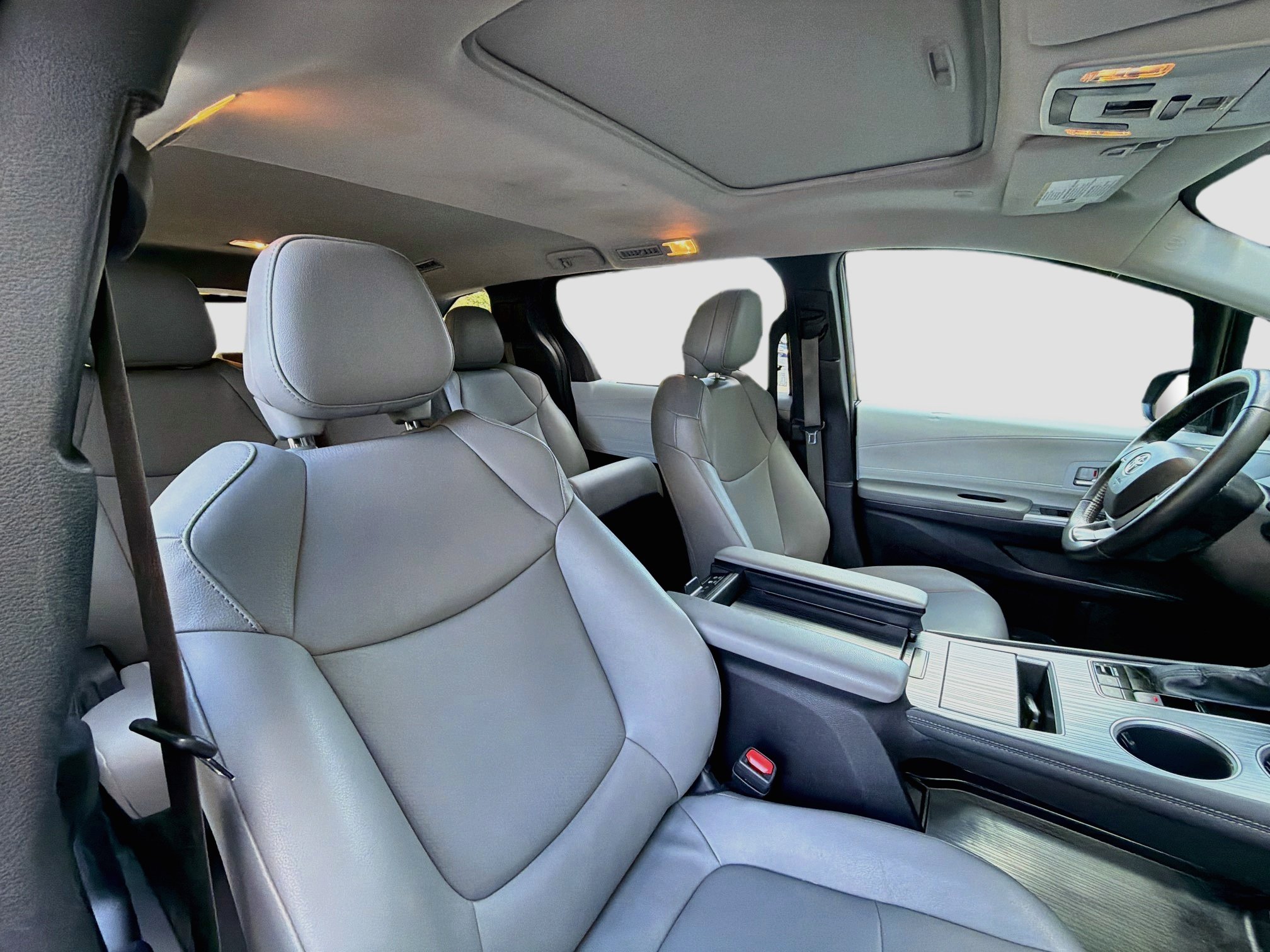 Used 2025 Toyota Sienna XLE FWD image 27