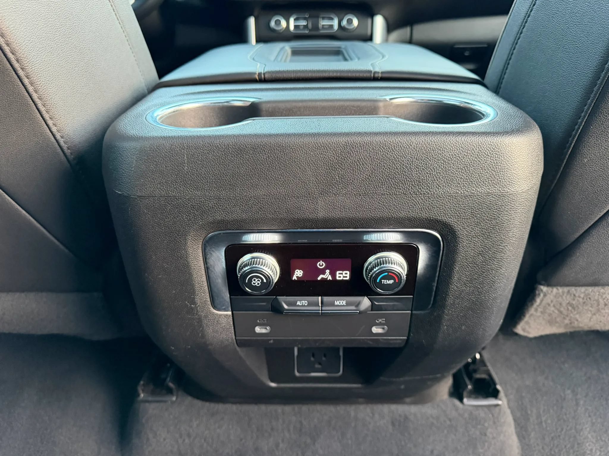 Used 2023 GMC Yukon XL SLT AWD/4WD image 27