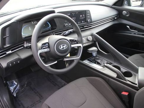 Used 2024 Hyundai Elantra SE FWD image 3