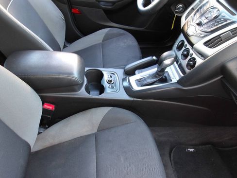 Used 2014 Ford Focus SE w/ SE Winter Package FWD image 19