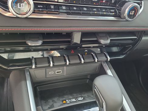 Used 2025 Chevrolet Colorado Z71 w/ Z71 Convenience Package 2 image 27