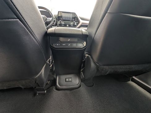 Used 2021 Toyota Highlander XLE image 40