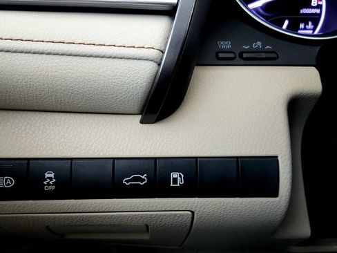 Certified 2018 Toyota Camry LE FWD image 32