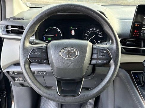 Used 2024 Toyota Sienna LE image 18