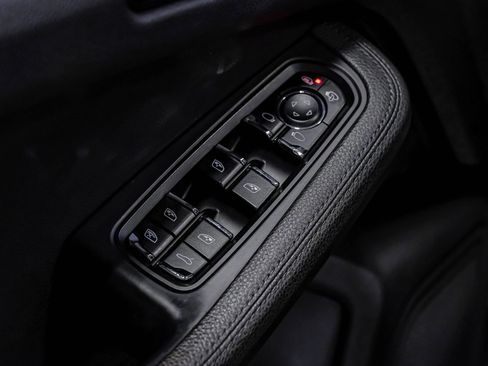 Used 2021 Porsche Macan image 40