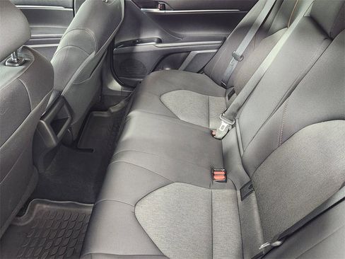 Used 2018 Toyota Camry LE image 12