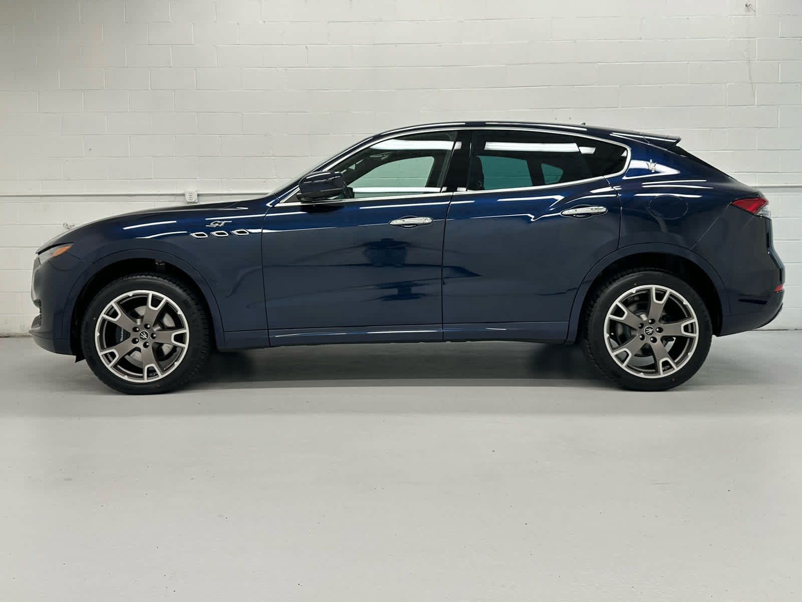 Used 2023 Maserati Levante GT AWD/4WD image 3