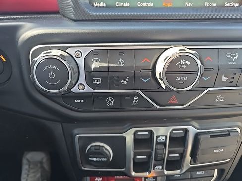 Used 2023 Jeep Wrangler Unlimited Rubicon w/ Cold Weather Group AWD/4WD image 16