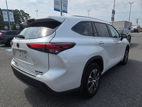Used 2024 Toyota Highlander XLE AWD/4WD image 5