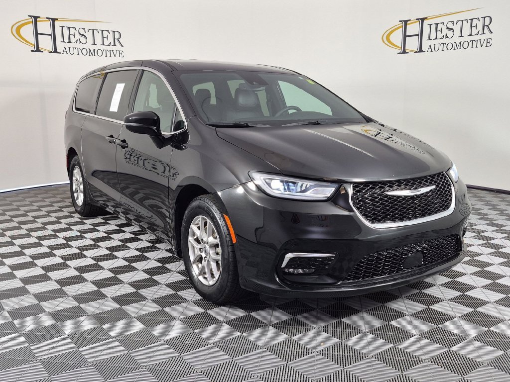 Used 2025 Chrysler Pacifica Select FWD image 2