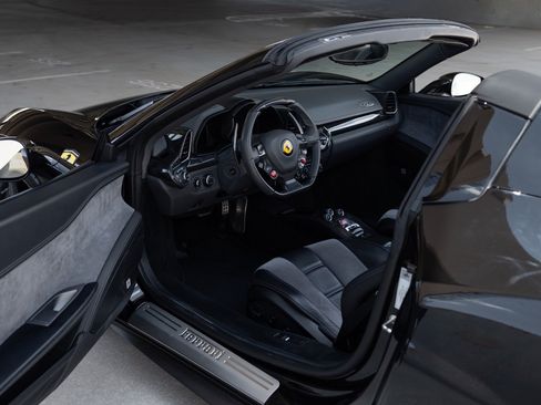 Used 2012 Ferrari 458 Spider RWD image 3