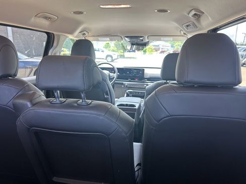 Used 2026 Kia Carnival FWD image 8