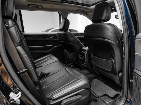 Used 2023 Jeep Grand Cherokee L Limited AWD/4WD image 40