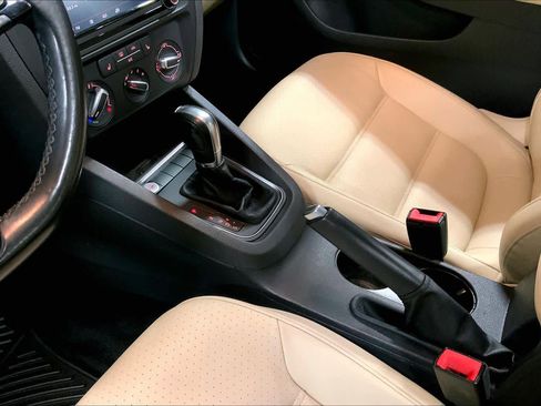Used 2017 Volkswagen Jetta SE image 16