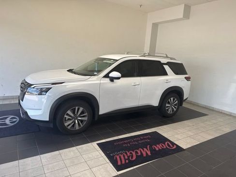 Used 2025 Nissan Pathfinder SL w/ Black Appearance Package FWD image 2