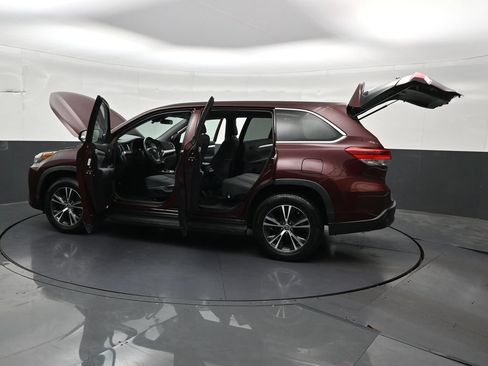 Used 2019 Toyota Highlander LE FWD image 35