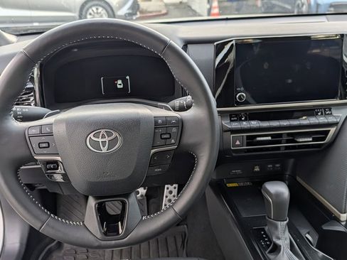 Used 2025 Toyota Camry SE image 4
