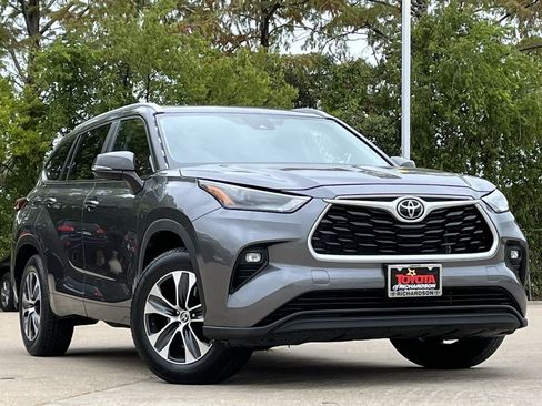 Used 2023 Toyota Highlander XLE FWD image 2