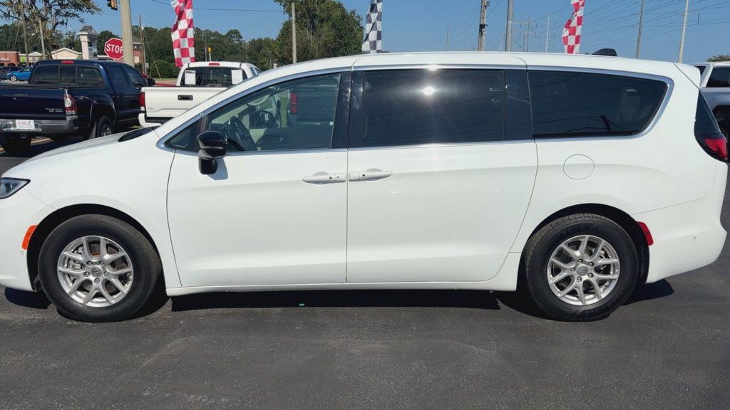 Used 2024 Chrysler Pacifica Touring-L FWD image 5