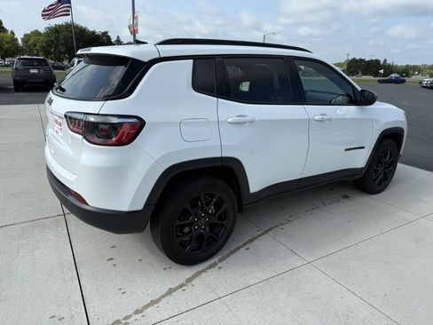Used 2025 Jeep Compass Latitude w/ Convenience Group AWD/4WD image 8