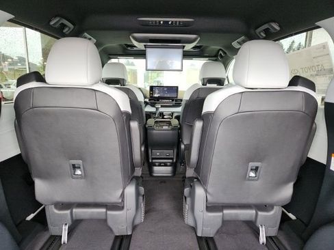 New 2026 Toyota Sienna XSE image 31