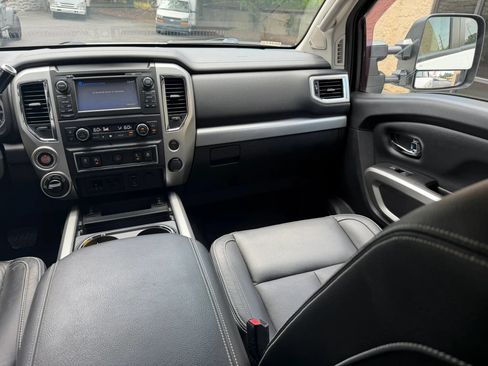 Used 2018 Nissan Titan PRO-4X w/ Pro-4x Convenience Package AWD/4WD image 14